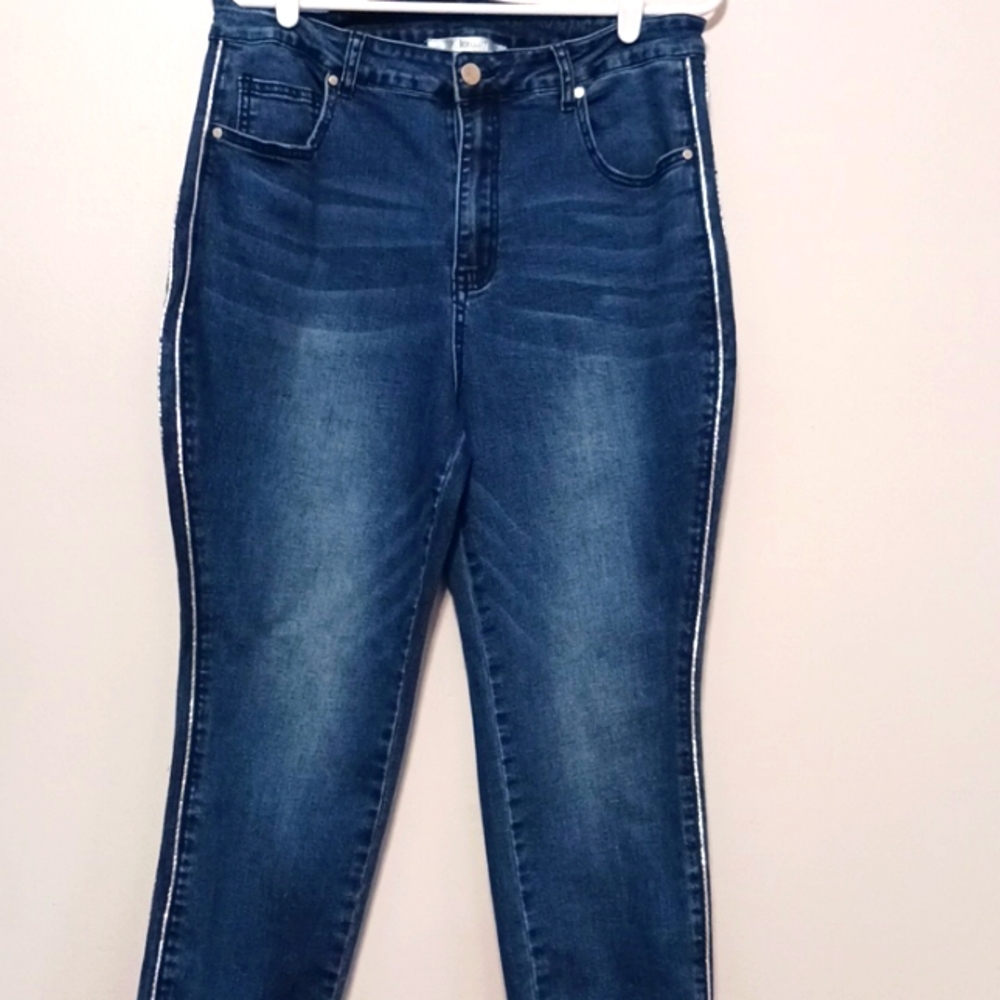 K.Jordan Blue wash jeans 16W curvy stretch 5pockets Silver piping on sides zip